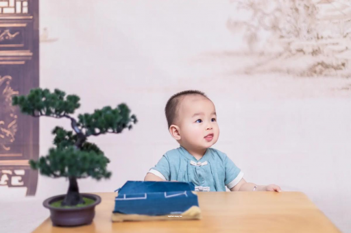 德宏怀孕肚子中间凹两边凸