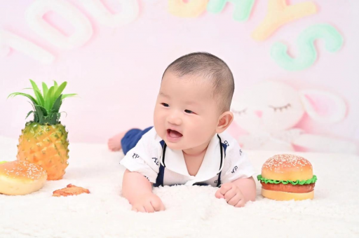 德宏宝宝在妈妈肚子里